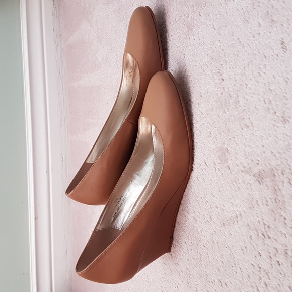 Greenwich Village Taupe Patent Wedge Heels - Picture 1 of 7